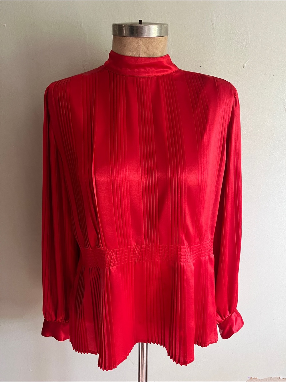 Vintage NILANI Women's Red Long-Sleeve Pleated Blouse